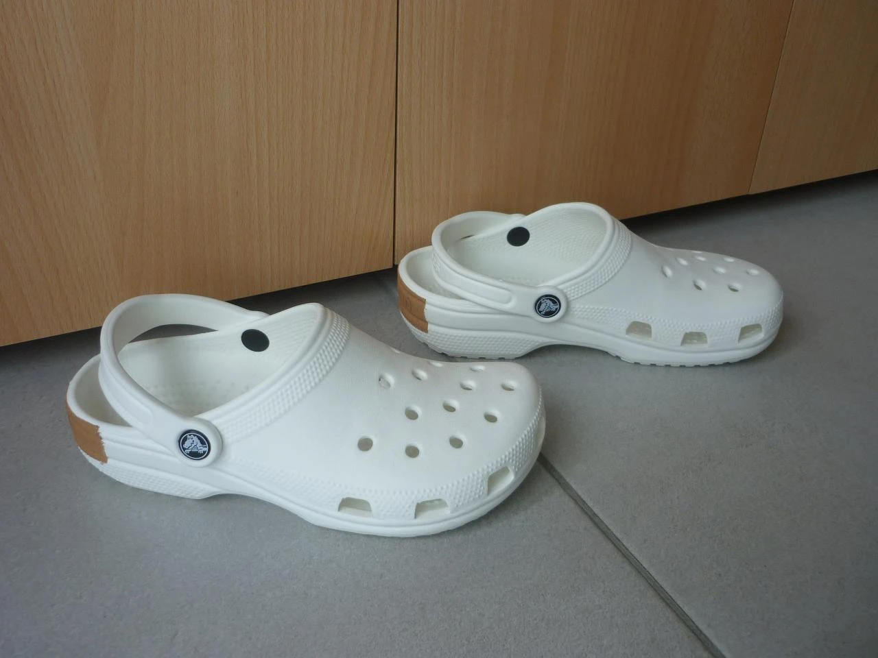 Sapatilhas Crocs brancas clogs clássicos plataforma sapatos instepes Tamanho 36-37 – photo 4